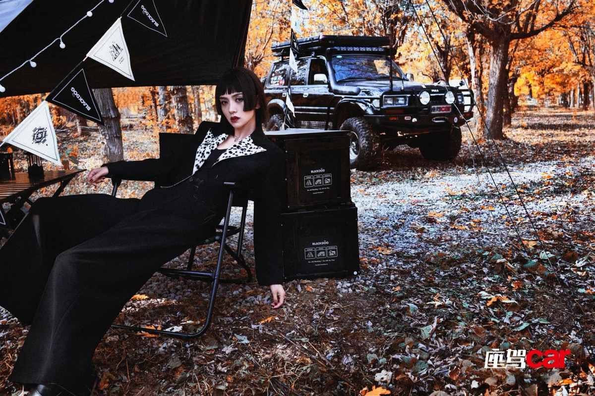 Đặc biệt, Lý Hiểu Phong và Dương Mịch đang hợp tác trong phim Định luật 80/20 của tình yêu. Trong phim, nữ diễn viên họ Lý đóng vai Nhậm Mai Mai, bạn thân của Tần Thi (Dương Mịch diễn). Do đó, mối quan hệ giữa họ khiến công chúng tò mò.