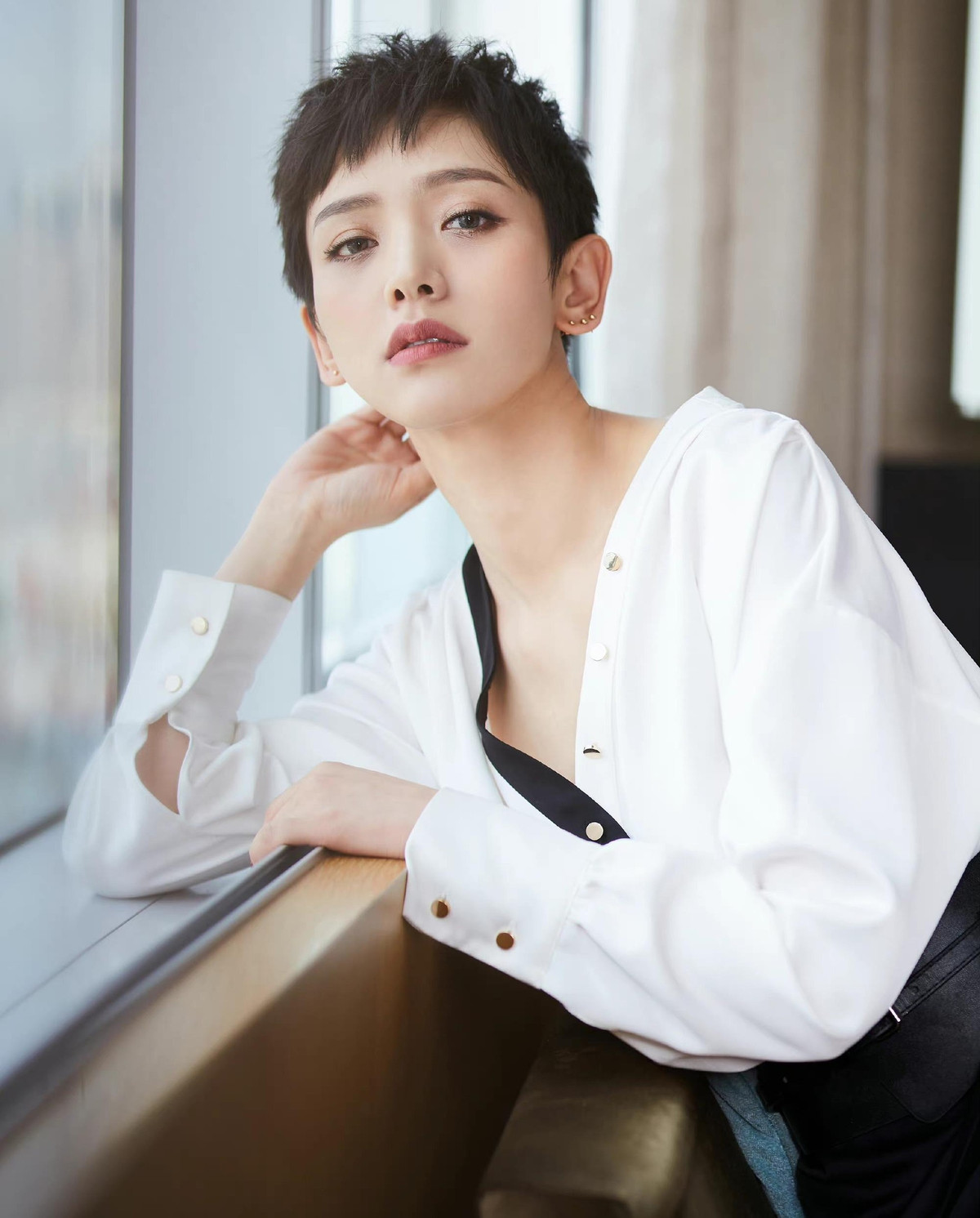 Bên cạnh đó, nữ diễn viên Lý Hiểu Phong cũng không phủ nhận việc có quan hệ tình ái với chồng cũ Dương Mịch. Trên trang cá nhân, cô có bài viết ngầm nói đang hẹn hò. Tháng 6, cô chia sẻ câu chuyện được một người đàn ông lãng mạn, tinh tế nhiệt tình theo đuổi. Sau đó, khán giả phát hiện Lưu Khải Uy bắt đầu nhấn thích các bài viết của Lý Hiểu Phong từ ngày 19/6.