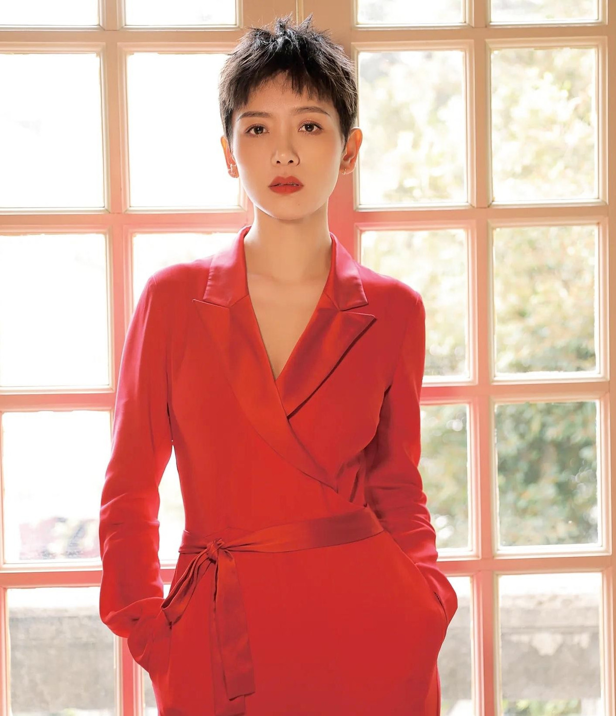 Chuyện tình cảm của Lưu Khải Uy gây chú ý vì anh từng có cuộc hôn nhân ồn ào với tiểu hoa đán nổi tiếng nhất Trung Quốc - Dương Mịch. Trong 4 năm bên nhau, họ gần ít xa nhiều. Dương Mịch không hòa hợp với nhà chồng nên hiếm khi về Hong Kong thăm con gái.