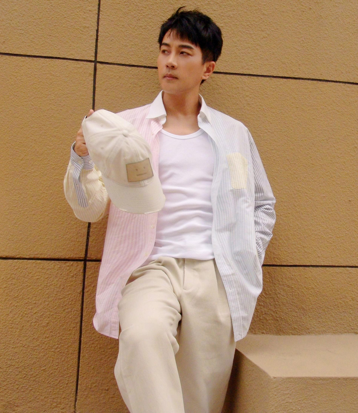 Ngày 19/11, Sina đưa tin nam diễn viên Hong Kong Lưu Khải Uy thừa nhận đang tìm hiểu Lý Hiểu Phong. Thời gian gần đây, anh tạm định cư tại Trung Quốc đại lục. Truyền thông bắt gặp cả hai nhiều lần hẹn hò như đi lên chùa, đi kiểm tra sức khỏe. Lưu Khải Uy quấn quýt bạn gái mới. Khi hẹn hò, nam diễn viên không đeo khẩu trang, thoải mái để phóng viên chụp ảnh.