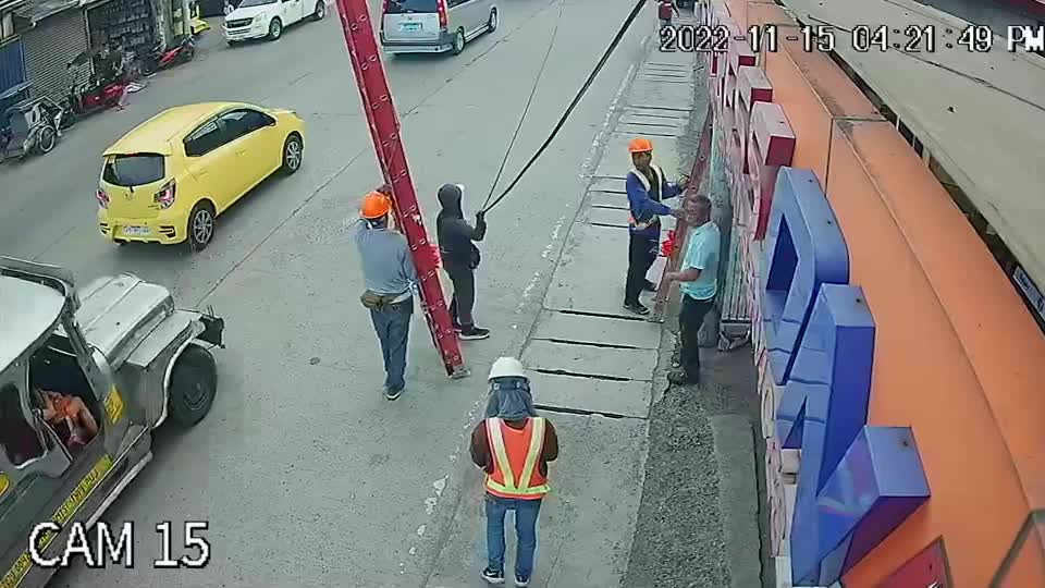 Video: Cụ bà bị xe tải đâm ngã và màn giải cứu như phim Video: Cu ba bi xe tai dam nga va man giai cuu nhu phim