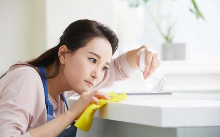 Nhin mam com, ban cua chong voi vang xin loi roi bo ve