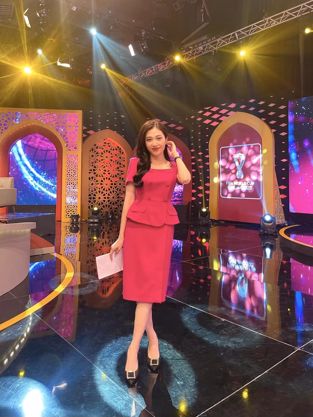 Nu MC xinh dep VTV binh luan World Cup gay chu y la ai?