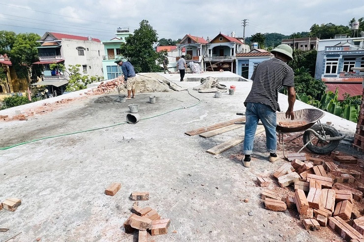 "Sân thượng của căn nhà rất thoáng gió nhưng mùa hè lại rất nóng bức nên tôi đã bàn với chồng cải tạo sân thượng thành “khu vườn trên mây”", chị Đợi nói.