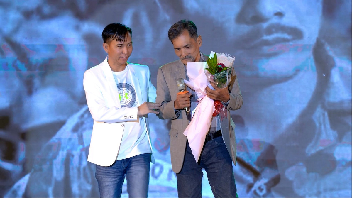 Diễn viên Thương Tín hát thế nào khi nói không rõ? - Hình 2 Dien vien Thuong Tin hat the nao khi noi khong ro?-Hinh-2