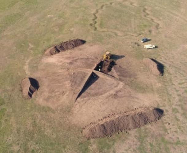 Bí ẩn hài cốt "người khổng lồ đỏ" trong gò mộ cổ 3.000 năm Bi an hai cot