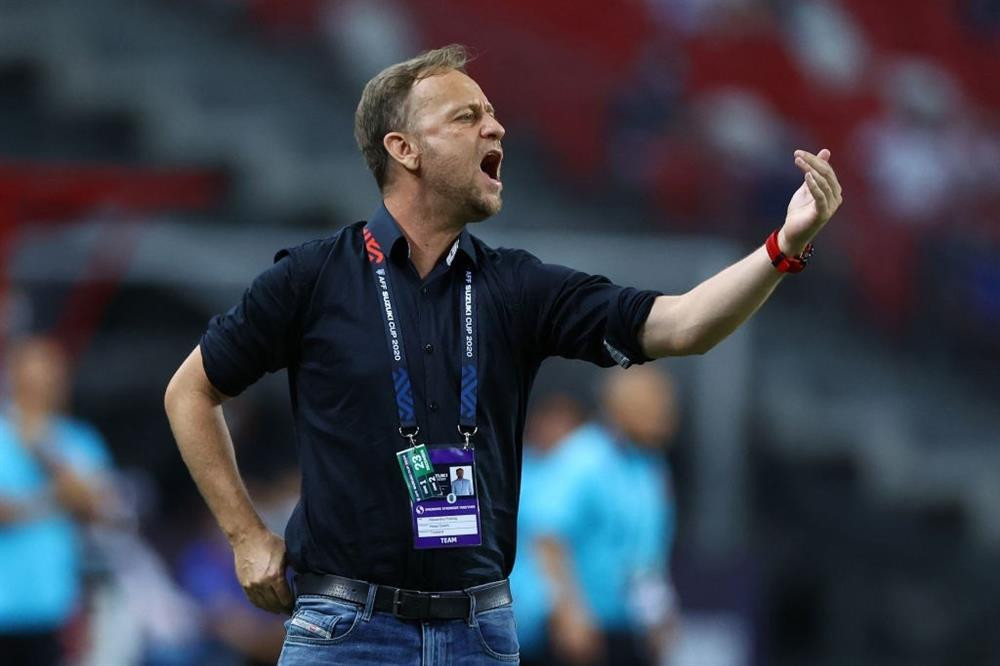 HLV tuyen Thai Lan hanh dong soc khi vo dich AFF Cup-Hinh-2