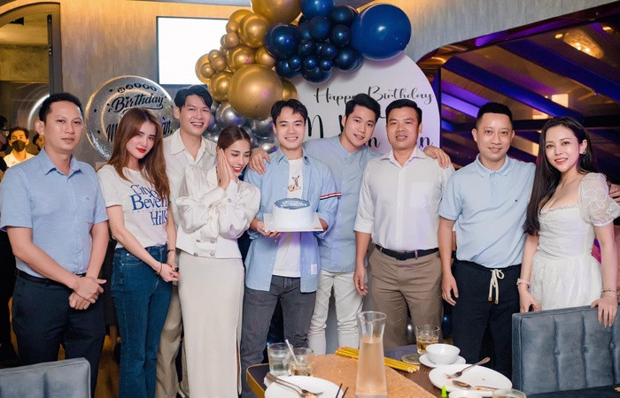Văn Toàn và em gái Công Vinh đón sinh nhật tưng bừng - Hình 7 Van Toan va em gai Cong Vinh don sinh nhat tung bung-Hinh-7