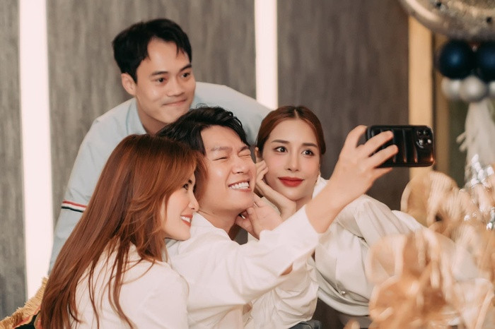 Văn Toàn và em gái Công Vinh đón sinh nhật tưng bừng - Hình 6 Van Toan va em gai Cong Vinh don sinh nhat tung bung-Hinh-6