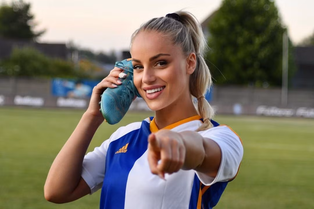 Nu cau thu dep nhat the gioi than tuong Ronaldo-Hinh-2