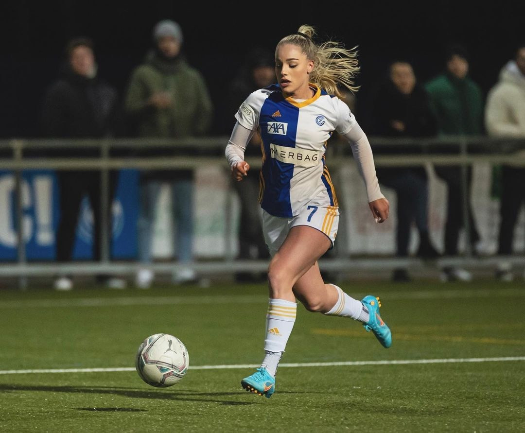 Nữ tiền đạo 23 tuổi nhiều lần chia sẻ Cristiano Ronaldo là cầu thủ cô mến mộ nhất. Markovic cảm thấy được truyền cảm hứng khi xem Ronaldo thi đấu từ khi còn là thiếu niên. Chính vì vậy cô lựa chọn số áo 7 giống thần tượng của mình khi thi đấu cho Grasshopper. Người đẹp Croatia cũng coi Luka Modric là hình mẫu cô hướng tới trong sự nghiệp thể thao.