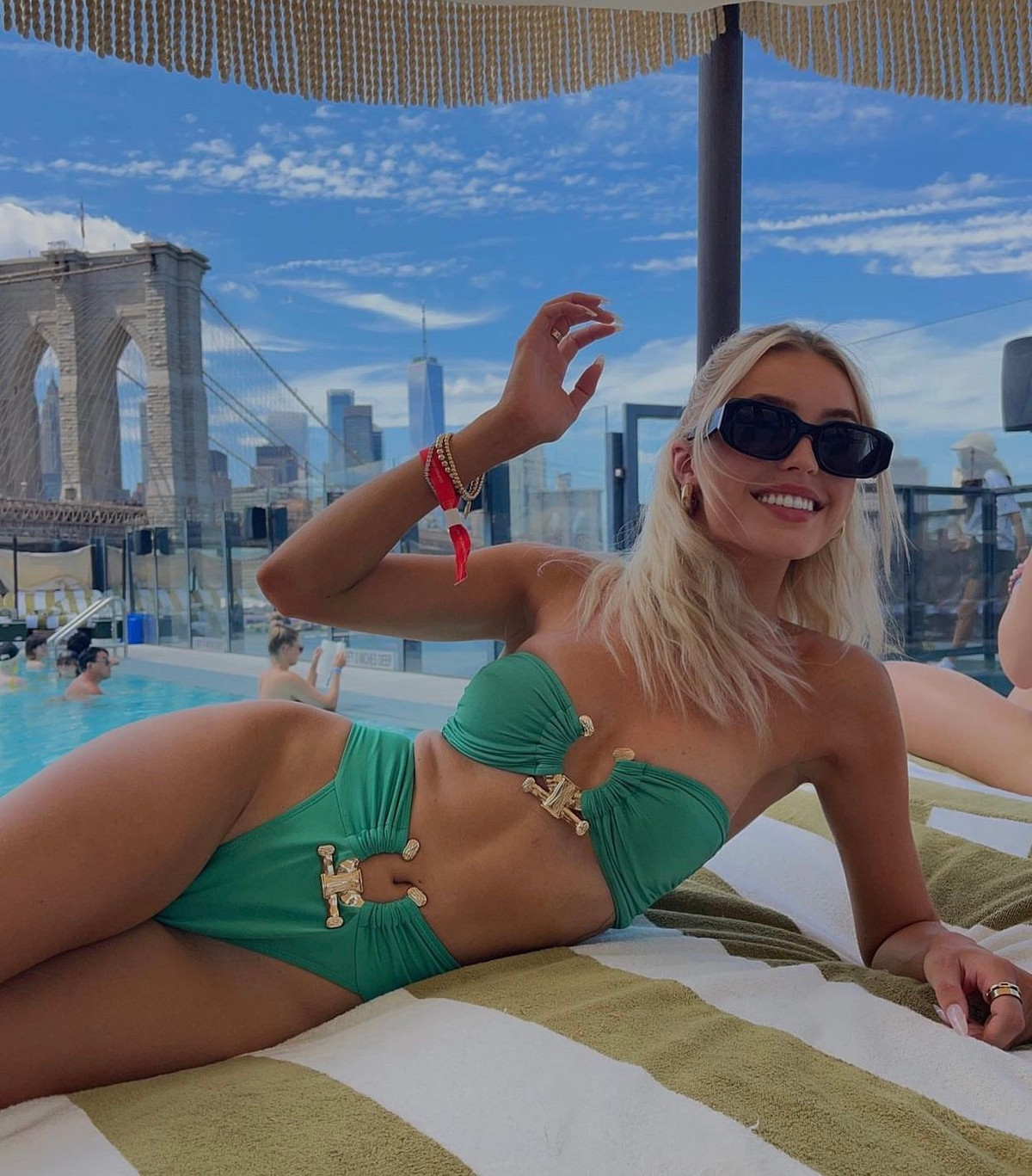 Riddle có gần 100.000 người theo dõi trên trang cá nhân. Mỹ nhân 25 tuổi thường xuyên đăng tải hình ảnh trong các bộ cánh quyến rũ, khoe trọn đường cong gợi cảm. Cô nàng cũng chăm chỉ chia sẻ khoảnh khắc hạnh phúc bên tay vợt hàng đầu nước Mỹ.