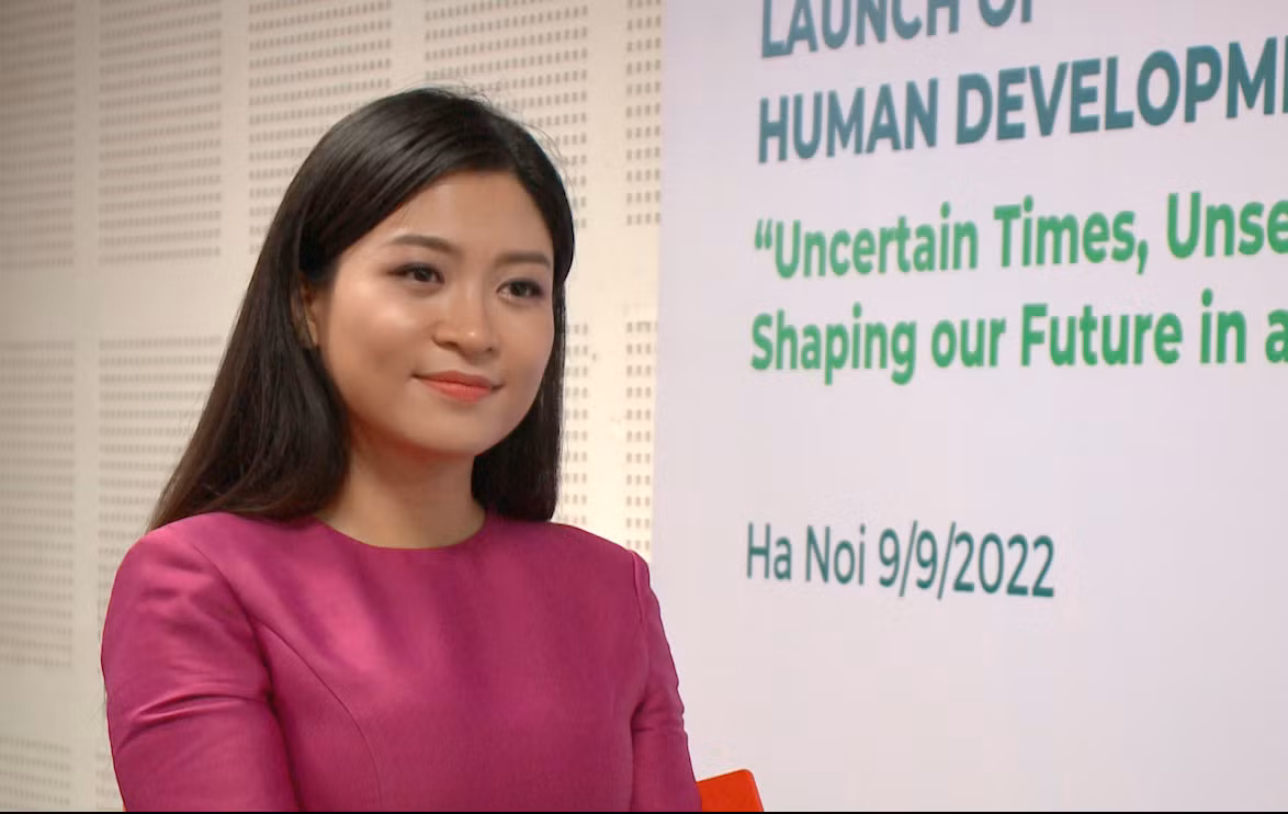 Guong mat moi tren duong dua 