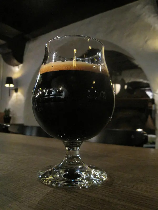 9. Bia Civet Poo - Đan Mạch: Người sáng lập nhà máy bia Mikkeller ở Copenhagen đã rất ấn tượng về món cà phê chồn mà ông đã thưởng thức ở Việt Nam nên ông đã thêm socola vào món bia đen của mình, khiến nó có hương vị mạnh hơn, hoang dã và nặng hơn.