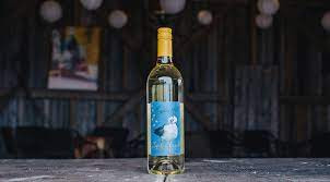 5. Rượu Hải Âu - Vòng Bắc Cực: Người Inuit sáng tạo ra ý tưởng để con chim lên men dưới ánh nắng mặt trời bên trong một chai nước. Hương vị nó rất đặc biệt, có 1 chút cảm giác hơi nôn nao.