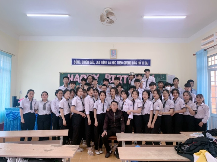 Bat ngo mon qua hoc tro tang thay giao ngay sinh nhat-Hinh-2