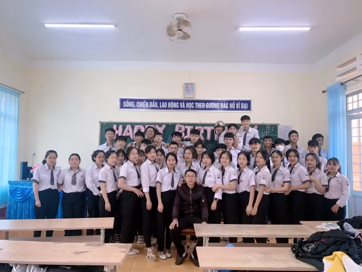 Bat ngo mon qua hoc tro tang thay giao ngay sinh nhat-Hinh-2