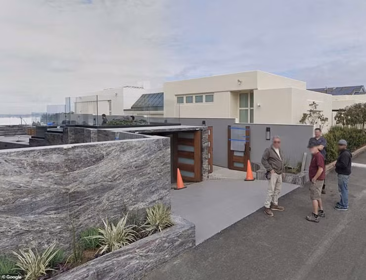  Tỷ phú này sẽ xây dựng một dinh thự mới trên khu đất. Việc phá bỏ dinh thự cũ được tiến hành từ tháng 1 vừa qua.