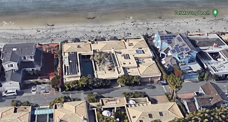 Hiện Gates sống tại căn siêu biệt thự ở Seattle, trong khi vợ cũ và các con ông đã dọn ra sống tại một căn biệt thự khác nhỏ hơn.