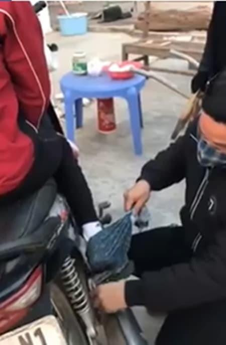 Chong di chuc km dua don vo bi liet di lam toc don Tet-Hinh-2