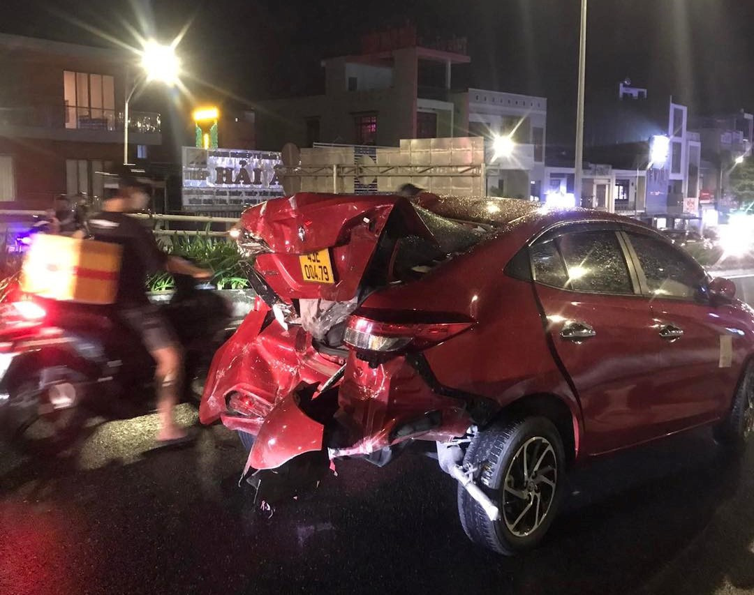 Hien truong xe khach tong hang loat xe may o Da Nang-Hinh-2