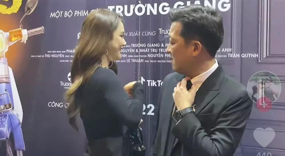 hi lên thảm đỏ, nữ diễn viên còn gặp sự cố trang phục nhưng đã kịp thời phát hiện ra và xoay mặt vào trong để chỉnh trang lại