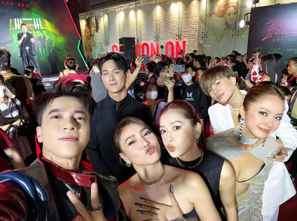 Chính vì vậy, người đẹp đã rất cẩn thận dùng tay che chắn vòng một trước ống kính selfie của ST. Hành động của cô nhận điểm 10 tinh tế từ dân mạng