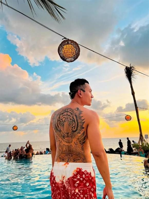 Lý Bình thừa nhận sợ vợ, còn "tậu" hình xăm y hệt bà xã? - Hình 4 Ly Binh thua nhan so vo, con