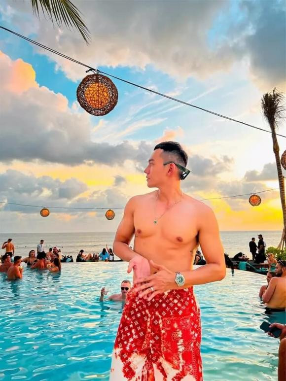 Lý Bình thừa nhận sợ vợ, còn "tậu" hình xăm y hệt bà xã? - Hình 2 Ly Binh thua nhan so vo, con