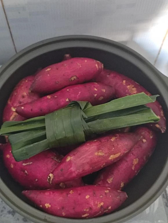 Cho mot nam la dua vao noi luoc cung khoai lang bo tung