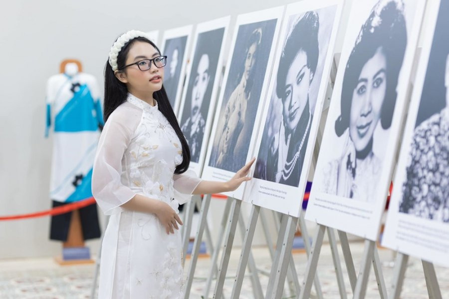 Phương Mỹ Chi ngày càng chuộng đồ xuyên thấu, đụng hàng Ngọc Trinh Phuong My Chi ngay cang chuong do xuyen thau, dung hang Ngoc Trinh