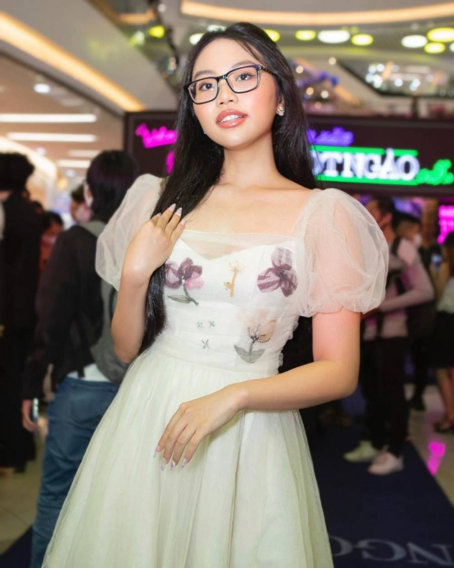 Phương Mỹ Chi ngày càng chuộng đồ xuyên thấu, đụng hàng Ngọc Trinh - Hình 4 Phuong My Chi ngay cang chuong do xuyen thau, dung hang Ngoc Trinh-Hinh-4