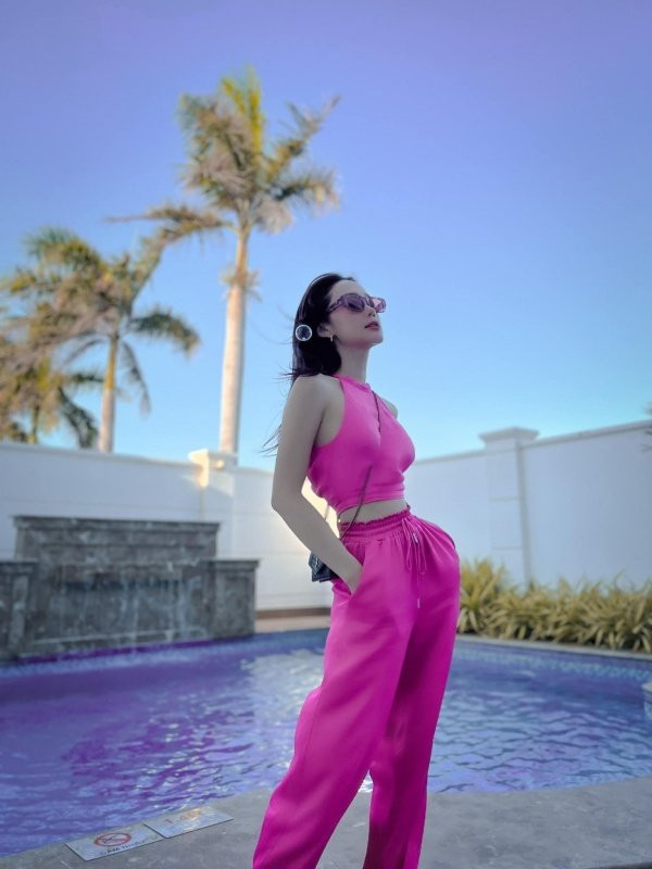 Minh Hằng và những lần biến sân bay thành sàn diễn thời trang - Hình 7 Minh Hang va nhung lan bien san bay thanh san dien thoi trang-Hinh-7