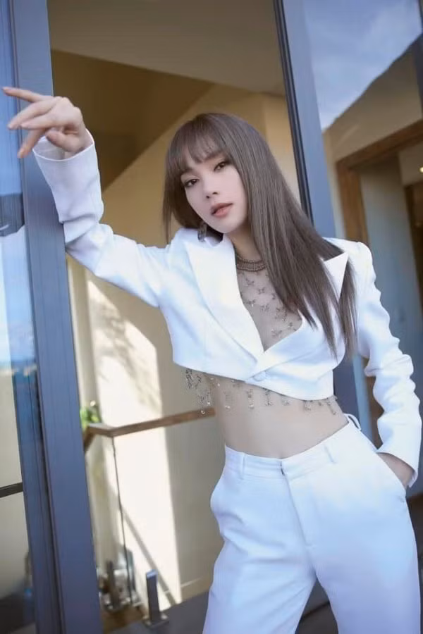 Minh Hang va nhung lan bien san bay thanh san dien thoi trang-Hinh-8