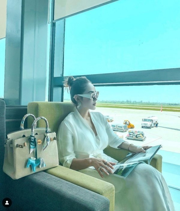 Minh Hằng và những lần biến sân bay thành sàn diễn thời trang - Hình 4 Minh Hang va nhung lan bien san bay thanh san dien thoi trang-Hinh-4