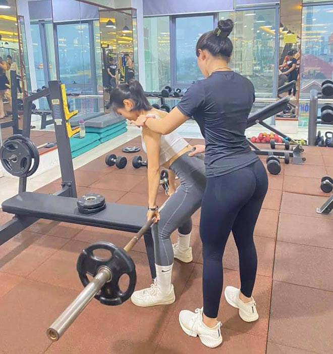 Hot girl phòng Gym nâng tạ 300kg, khao khát nâng vòng ba - Hình 8 Hot girl phong Gym nang ta 300kg, khao khat nang vong ba-Hinh-8
