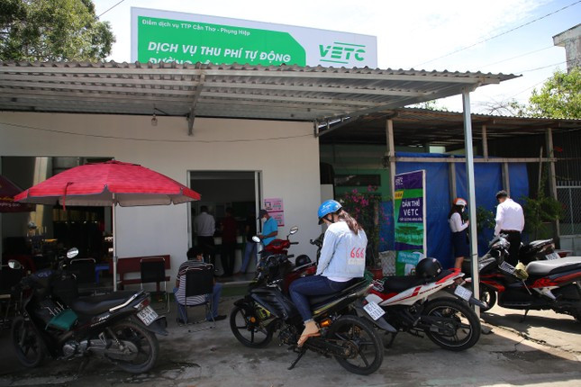 Trong khi đó, điểm dán thẻ Etag của Công ty TNHH Thu phí tự động (VETC), nằm cạnh trạm BOT Cần Thơ – Phụng Hiệp có rất đông người dân đến làm thủ tục đăng ký ETC.