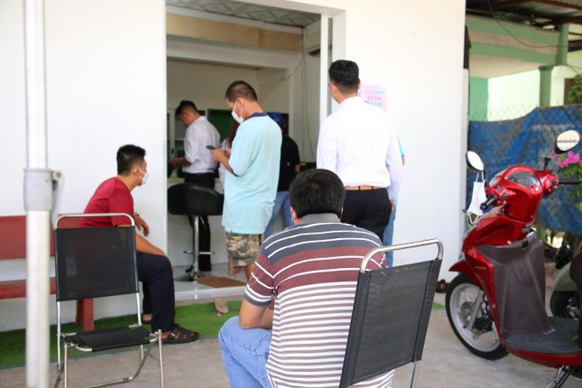 Chủ phương tiện ngồi chờ đăng ký thủ tục ETC.