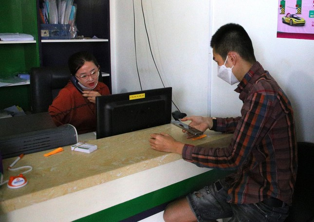 Tài xế Huỳnh Thanh Sáng – ngụ tỉnh Cà Mau cho biết, sáng nay anh đến điểm đăng ký ETC tại Cà Mau nhưng nhân viên báo hết thẻ nên chạy xe lên Cần Thơ để để đăng ký. "Tôi có nghe nói sau ngày 1/8, người dân không thực hiện sẽ bị phạt nên tôi đi đăng ký dịch vụ này ngay. Việc đăng ký ETC rất tiện lợi, không phải trả tiền thủ công; qua trạm nhanh chóng, không có cảnh chờ đợi xảy ra ùn tắc giao thông", anh Sáng nói.