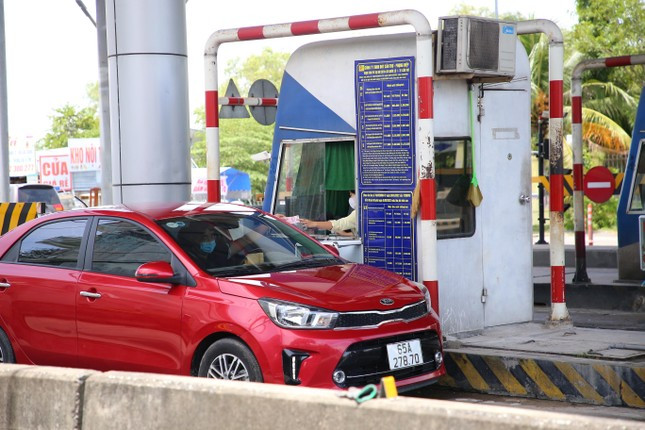 Theo ghi nhận của Tiền Phong, tại trạm BOT Cần Thơ - Phụng Hiệp, nhiều phương tiện còn dừng trả phí khi qua trạm, xe lưu thông ổn định, thông suốt.