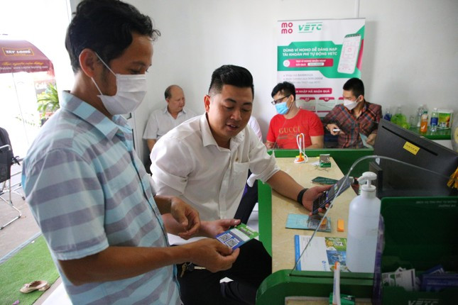 Thực hiện chỉ thị số 11/CT-TTg ngày 19/7/2022 của Phó Thủ tướng chính phủ Lê Văn Thành về việc đẩy nhanh tiến độ dán thẻ định danh xe ôtô để sử dụng dịch vụ thu phí điện tử không dừng. Theo đó, Thủ tướng yêu cầu các Bộ trưởng, Thủ trưởng cơ quan ngang bộ, Thủ trưởng cơ quan thuộc Chính phủ, Chủ tịch UBND các tỉnh, thành; người đứng đầu các cơ quan và tổ chức đoàn thể chính trị - xã hội ở trung ương và địa phương tiếp tục chỉ đạo dán thẻ Etag đối với toàn bộ phương tiện xe ô tô thuộc phạm vi quản lý đúng như chỉ đạo của Thủ tướng tại công điện đầu tháng 2. Kể từ ngày 1/8 không sử dụng hình thức thu phí dừng, dùng tiền mặt. Ảnh: NHẬT HUY.