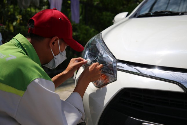 Nói về giấy tờ khi dán thẻ ETC, anh Nhựt cho biết, đối với khách hàng cá nhân cần mang theo CMND/thẻ căn cước/giấy phép lái xe (Hạng B1 trở lên và đăng ký xe, đăng kiểm xe). Đối với khách hàng doanh nghiệp cần mang theo: Giấy đăng ký kinh doanh, giấy đề nghị mở tài khoản, đăng ký xe, đăng kiểm xe; khách hàng là tổ chức hoặc các cơ quan/đơn vị hành chính sự nghiệp cần có: Công văn đề nghị mở tài khoản (có dấu đỏ), giấy đề nghị mở tài khoản và đăng ký xe, đăng kiểm xe. Thời gian làm trung bình mất khoảng 3 – 5 phút là xong.