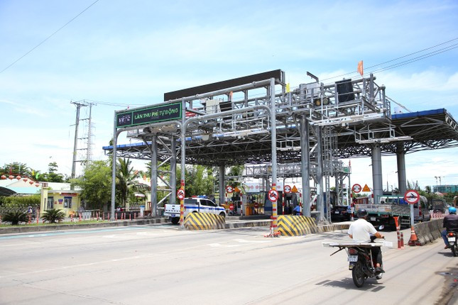 Từ 1/8, tất cả xe ô tô đi qua các trạm thu phí trên quốc lộ, cao tốc phải trả phí bằng hình thức điện tử không dừng (ETC). Theo báo cáo của trạm BOT Cần Thơ - Phụng Hiệp, trạm này dành 4 làn thu phí hỗn hợp, 2 làn ETC. Do người dân chưa sử dụng dịch vụ ETC còn khá nhiều.