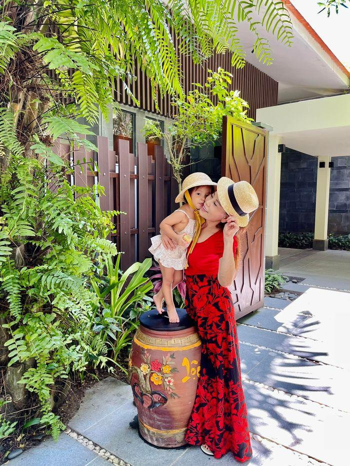 ự tươi trẻ của quý bà U70 đến từ tinh thần lạc quan và vẻ ngoài rực rỡ.