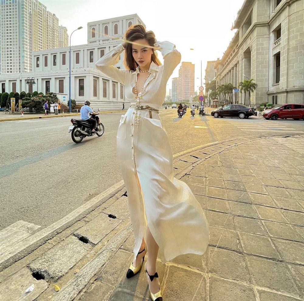 i theo dõi Hà Hồ đủ lâu sẽ thấy những chiếc đầm dài lụa trơn kiểu cổ điển, "chanh sả" vốn là item "ruột" của Hồ Ngọc Hà.