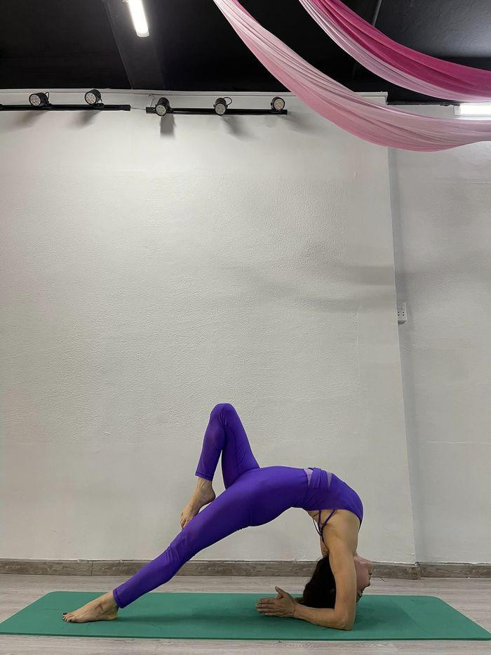 ược biết, chính Hồ Ngọc Hà là người rủ rê mẹ tập tành. Hiện tại, mẹ Hồ Ngọc Hà có thể thực hiện những động tác yoga khó nhằn, đến con gái cũng phải chào thua.