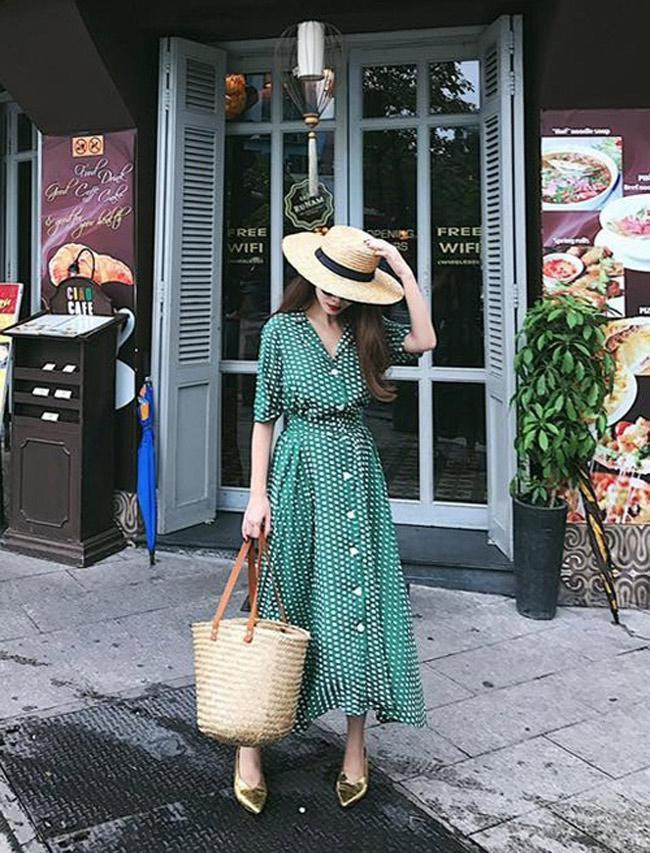 gười đẹp cũng khéo phối với loạt phụ kiện bằng cói để gia tăng sự vintage, nữ tính khi ra ngoài. Bà Ngọc Hương vừa mừng tuổi 65 vào ngày 10/10 vừa qua. Ở cái tuổi không còn trẻ, mẹ Hồ Ngọc Hà vẫn khiến biết bao người phải ngưỡng mộ vì sắc vóc không hề có dấu hiệu tuổi tác. Để có được ngoại hình trẻ mãi không già, bà Ngọc Hương kết thân với bộ môn yoga đã nhiều năm nay.