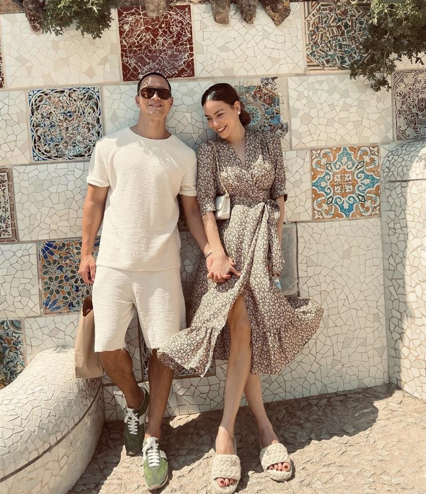 ên cạnh đó, người đẹp còn có cả một bộ sưu tập váy dài hoa nhí trẻ trung, kín đáo.