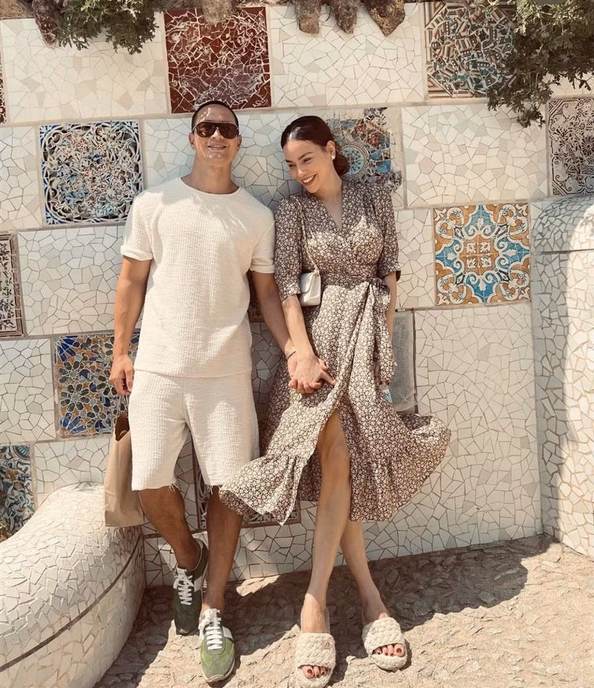 Bên cạnh đó, người đẹp còn có cả một bộ sưu tập váy dài hoa nhí trẻ trung, kín đáo.