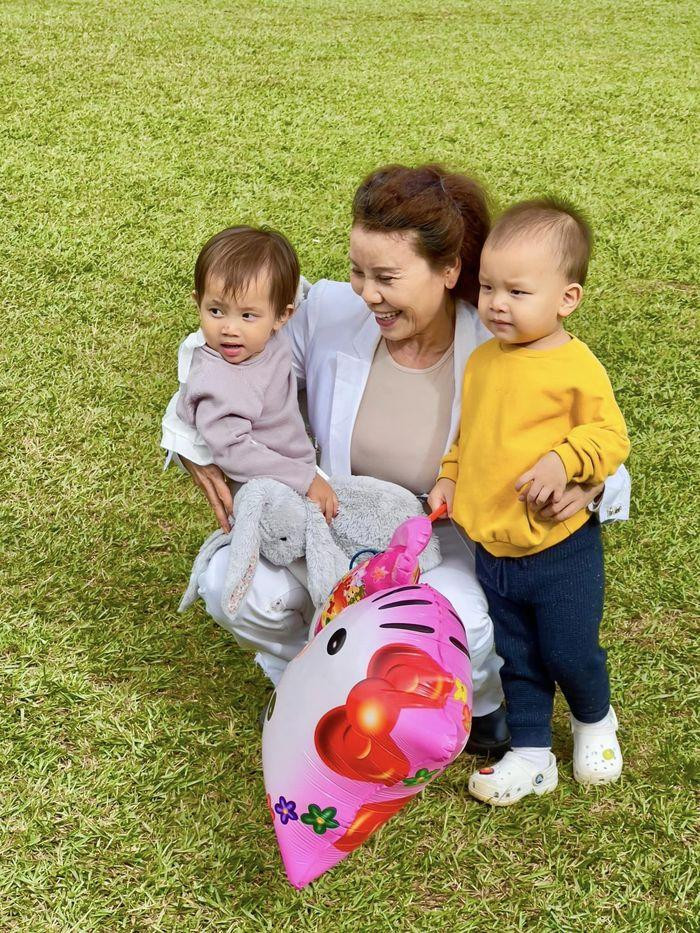 ù phải đi xa, bà Ngọc Hương chẳng những không biết mệt mà còn đủ sức chăm hai cháu sinh đôi.